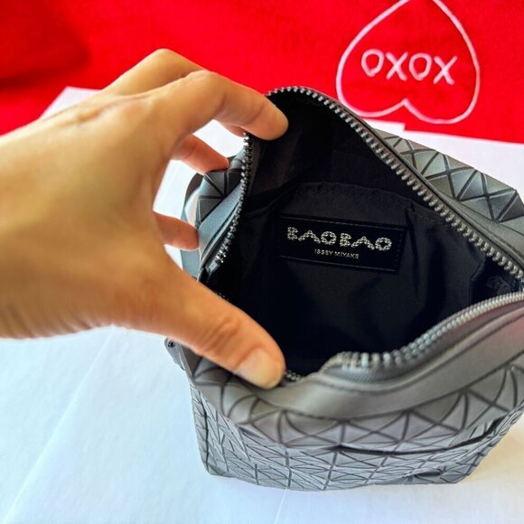 BAO BAO ISSEY MIYAKE Black Voyager One-Tone Unisex Shoulder Bag - Picture 9 of 12